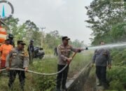 Plh Kapolres Murung Raya Terjun Langsung Padamkan Api Karhutla Di Kecamatan Permata Intan