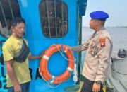 Satpolairud Polres Kapuas Cek Kelengkapan Alat Keselamatan kapal yang melintas DAS Kapuas