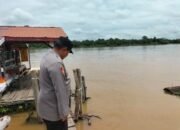 Personel Polsek Dusel Patroli Dialogis, Cek Ketinggian Air Antisipasi Banjir