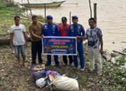 SATPOLAIRUD POLRES KAPUAS LAKSANAKAN KEGIATAN BERSIH SAMPAH DI PESISIR DAS KAPUAS