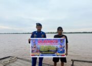 Satpolairud Polres Kapuas Cek Kelengkapan Alat Keselamatan kapal yang melintas DAS Kapuas