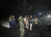 Bahu-Membahu Padamkan Karhutla Trahean, Kapolres Barito Utara Buktikan Komitmen