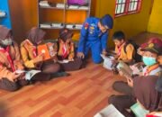 Satpolairud Polres Kapuas Gelar Perpustakaan Terapung, Tingkatkan Minat Baca Anak di Bantaran Sungai Kapuas
