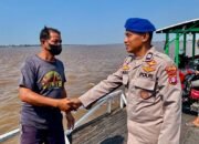Satpolairud Polres Kapuas Cek Kelengkapan Alat Keselamatan kapal yang melintas DAS Kapuas