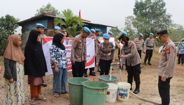 Propam Polres Gunung Mas Salurkan Air Bersih dan Sembako bagi Warga Terdampak Kemarau