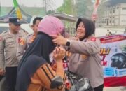 KAPOLRES KAPUAS BAGI-BAGI HELM DAN MASKER BAGI PENGENDARA DI DESA PUJON KECAMATAN KAPUAS TENGAH