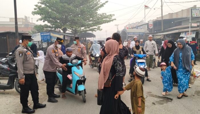 PERSONEL POLSEK KAPUAS TENGAH AMANKAN JALANNYA ACARA PERINGATAN MAULID NABI MUHAMMAD SAW 1448 H / 2026 M DI DESA PUJON