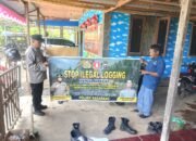 Menggunakan Spanduk Anggota Polsek Basarang Melaksanakan Sosialisasi Stop Ilegal Logging