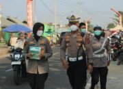 Peduli Kesehatan Warga, Kapolres Kapuas Bersama Bhayangkari Bagikan Masker