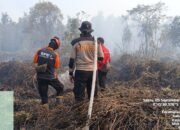 Polsek Kapuas Barat Bersama MPA Bersatu Padu Memadamkan Api