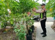 Personil Dari Polsek Kapuas Barat Mengajak Warga Dalam Pemanfaatan Lahan Guna Ketahanan Pangan Di Desa
