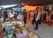 WUJUDKAN KEAMANAN DI TENGAH MASYARAKAT PERSONEL POLSEK PULAU PETAK PATROLI PASAR MINGGUAN