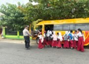 JAM PULANG SEKOLAH, PAMAPTA POLRES SERUYAN HADIR BANTU PELAJAR MENYEBRANG DENGAN AMAN
