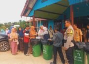 JAGA KEBERSIHAN SUNGAI DAN BUKA PELUANG EKONOMI, BHABINKAMTIBMAS DAMPINGI AKSI NYATA UIN PALANGKA RAYA DI PEMATANG LIMAU