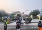 Kehadiran Sat Lantas Polres Sukamara di Ruas Strategis Bantu Warga Memulai Aktivitas dengan Aman
