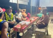 ANGGOTA POLSEK PULAU PETAK LAKSANAKAN PATROLI MALAM, GUNA MEWUJUDKAN KAMTIBMAS KONDUSIF DI WILAYAH KECAMATAN PULAU PETAK