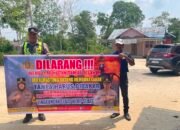 DALAM UPAYA PENCEGAHAN KEBAKARAN HUTAN DAN LAHAN, PERSONEL POLSEK PULAU PETAK SOSIALISASIKAN SANKSI PIDANA PELAKU KARHUTLA KE MASYARAKAT KECAMATAN PULAU PETAK