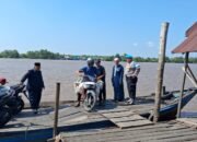 DALAM UPAYA PENCEGAHAN KEBAKARAN HUTAN DAN LAHAN, PERSONEL POLSEK PULAU PETAK SOSIALISASIKAN SANKSI PIDANA PELAKU KARHUTLA KE MASYARAKAT KECAMATAN PULAU PETAK