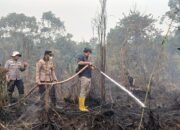 Bahu-Membahu Padamkan Karhutla di 3 Lokasi, Kapolsek Kapuas Barat Tegaskan Komitmen Penanganan Siaga Api