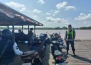 Jaga Kelancaran Penyeberangan, Polsek Kapuas Barat Gelar Patroli dan Gatur Lalin di Pelabuhan Feri Saka Mangkahai