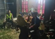 ANGGOTA POLSEK PULAU PETAK LAKSANAKAN PATROLI MALAM, GUNA MEWUJUDKAN KAMTIBMAS KONDUSIF DI WILAYAH KECAMATAN PULAU PETAK
