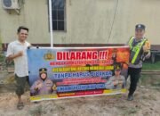 DALAM UPAYA PENCEGAHAN KEBAKARAN HUTAN DAN LAHAN, PERSONEL POLSEK PULAU PETAK SOSIALISASIKAN SANKSI PIDANA PELAKU KARHUTLA KE MASYARAKAT KECAMATAN PULAU PETAK