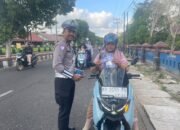 SATLANTAS POLRES SERUYAN BAGIKAN LEAFLET KESELAMATAN, AJAK PENGGUNA JALAN TERTIB BERLALU LINTAS