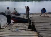PASTIKAN KAMTIBMAS KONDUSIF, PERSONEL POLSEK PULAU PETAK LAKSANAKAN PATROLI DIALOGIS DERMAGA PELABUHAN PENYEBERANGAN DESA SEI TATAS HILIR