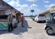 Memastikan Kegiatan Feri Penyeberangan Yang Berada Di Saka Mangkahai Berjalan Lancar, Patroli Polsek Kapuas Barat Lakukan Pemantauan