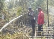 Petugas Dari Polsek Kapuas Barat Dan Personil Gabungan Tanpa Lelah Padamkan Api