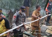 Kapolres Barito Utara Turun Langsung Padamkan Karhutla di Desa Trahean, Pantau Titik Api Gunakan Drone
