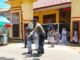 JAM PULANG SEKOLAH, PAMAPTA III BERSAMA PERSONEL PIKET ATUR LALU LINTAS DI DEPAN SDN 1 KUALA PEMBUANG I