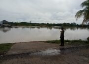 Waspada Bencana, Personel Polsek Kurun Pantau Langsung Das Sungai Kahayan