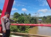 Hadirkan Rasa Tenang bagi Warga, Personel Polsek Manuhing Rutin Cek Debit Sungai