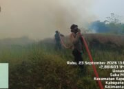 Siaga Hadapi Titik Panas, Polsek Kapuas Barat Bersama Tim Pos Lapangan Padamkan Kebakaran Lahan di Tiga Desa