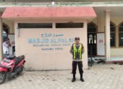 Jumat Berkah di Mandomai, Polsek Kapuas Barat Pastikan Ibadah Sholat Jumat Berjalan Aman dan Khidmat