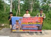 DALAM UPAYA PENCEGAHAN KEBAKARAN HUTAN DAN LAHAN, PERSONEL POLSEK PULAU PETAK SOSIALISASIKAN SANKSI PIDANA PELAKU KARHUTLA KE MASYARAKAT KECAMATAN PULAU PETAK