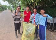 BHABINKAMTIBMAS DAN PRAMUKA SMPN 1 ATAP PEMATANG LIMAU KOMPAK BERSIHKAN LINGKUNGAN