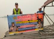 DALAM UPAYA PENCEGAHAN KEBAKARAN HUTAN DAN LAHAN, PERSONEL POLSEK PULAU PETAK SOSIALISASIKAN SANKSI PIDANA PELAKU KARHUTLA KE MASYARAKAT KECAMATAN PULAU PETAK