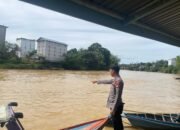 Beri Rasa Aman di Musim Penghujan, Personel Polsek Kahulut Pantau Debit Air