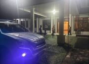Hadirkan Rasa Aman, Personel Polres Gunung Mas Sambangi Warga Malam Hari