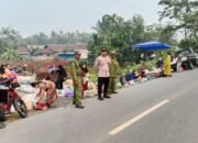 Pasar Mingguan Sei Kayu Ramai, Bhabinkamtibmas Bersama Kades dan Linmas Tertibkan Parkir Kendaraan