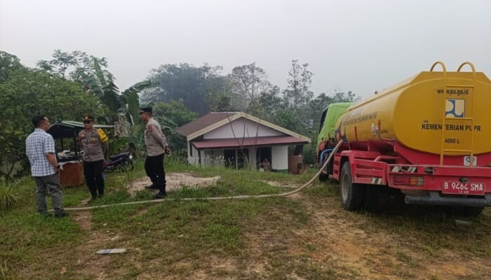 Polres Gunung Mas Melaksanakan Patroli dan Pembagian Air Bersih bagi Warga Terdampak Kemarau Bersama Perumdam Maruang Duhung