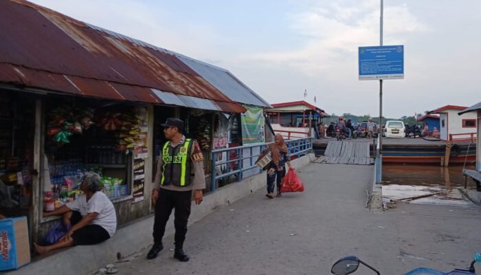 Polsek Kapuas Barat Gelar Patroli di Dermaga Feri Saka Mangkahai, Pastikan Keselamatan dan Ketertiban Penyeberangan