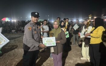 JAGA KEBERSAMAAN DAN KAMTIBMAS, POLSEK DANAU SEMBULUH HADIR DI PENUTUPAN ETNIK FESTIVAL