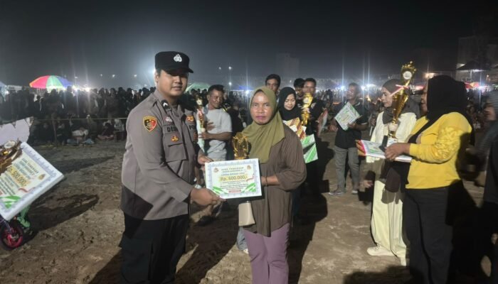JAGA KEBERSAMAAN DAN KAMTIBMAS, POLSEK DANAU SEMBULUH HADIR DI PENUTUPAN ETNIK FESTIVAL