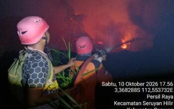 MALAM HARI DI PERSIL RAYA, SATGAS KARHUTLA SERUYAN KENDALIKAN KEBAKARAN