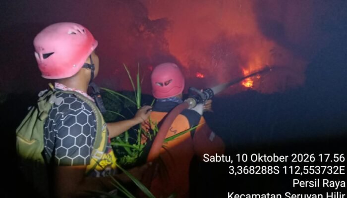 MALAM HARI DI PERSIL RAYA, SATGAS KARHUTLA SERUYAN KENDALIKAN KEBAKARAN
